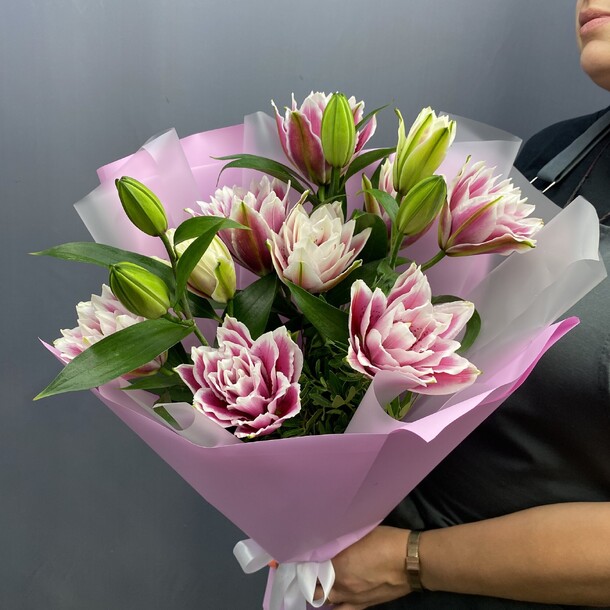 Букет из 3 пионовидной лилии за 2990₽ с доставкой в Москве от Family Flowers на Flawery