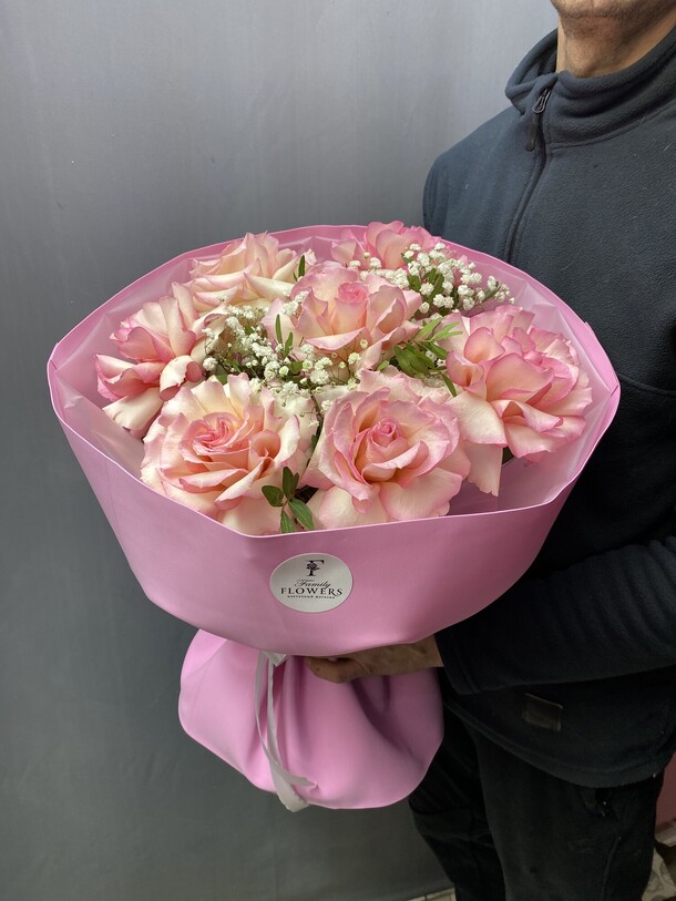Букет из 7 французских розовых роз за 4490₽ с доставкой в Москве от Family Flowers на Flawery