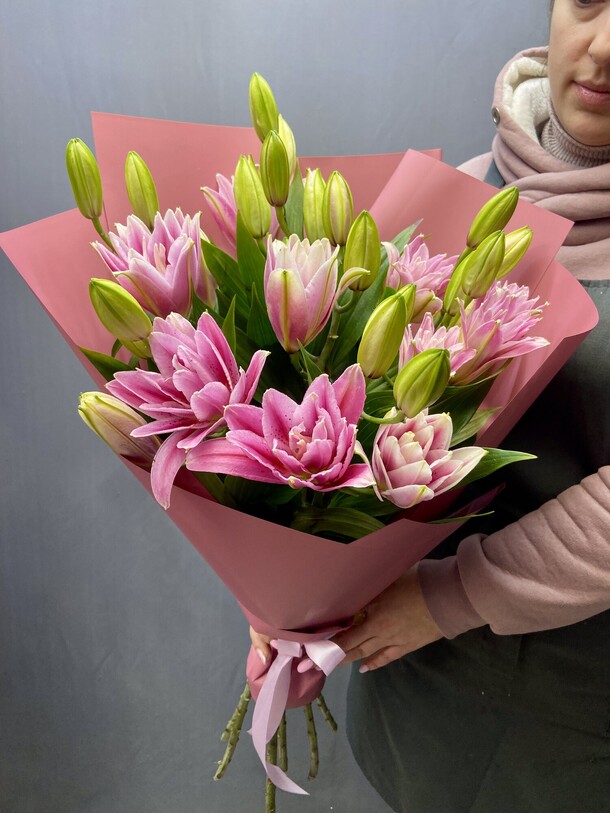 Букет из пионовидной розовой лилии за 6990₽ с доставкой в Москве от Family Flowers на Flawery