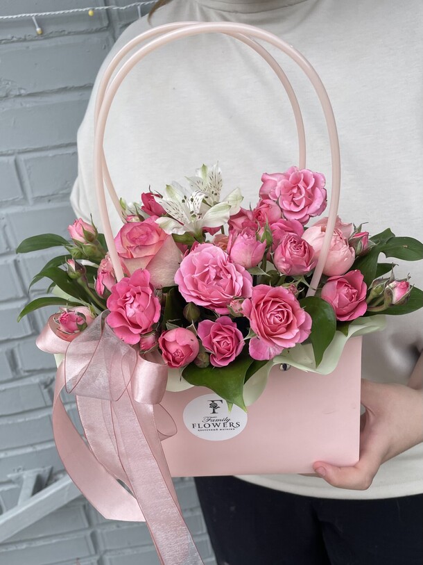 Букет цветов Сумочка с кустовой розой за 1890₽ с доставкой в Москве от Family Flowers на Flawery