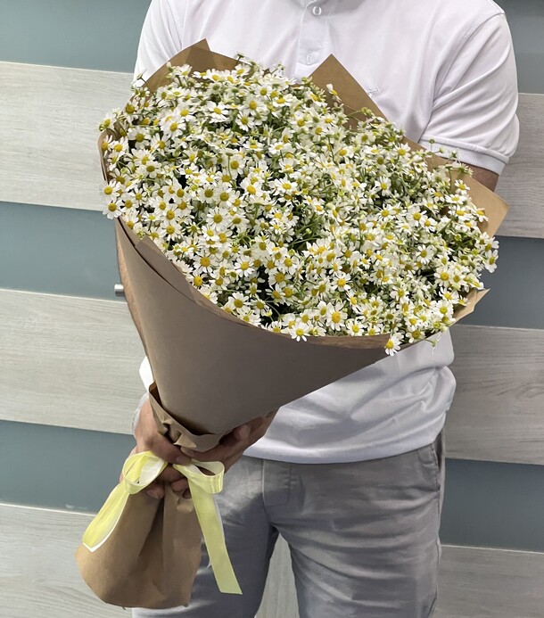 Букет цветов Ромашка кустовая в крафте за 8299₽ с доставкой в Москве от Flowers heaven на Flawery