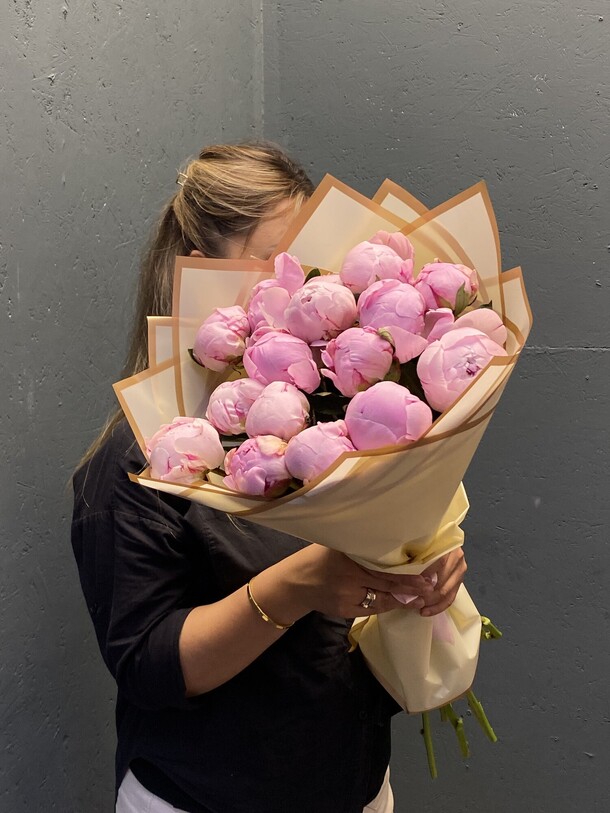 Букет цветов Пионы розовые сара бернар за 15600₽ с доставкой в Москве от Flowers heaven на Flawery