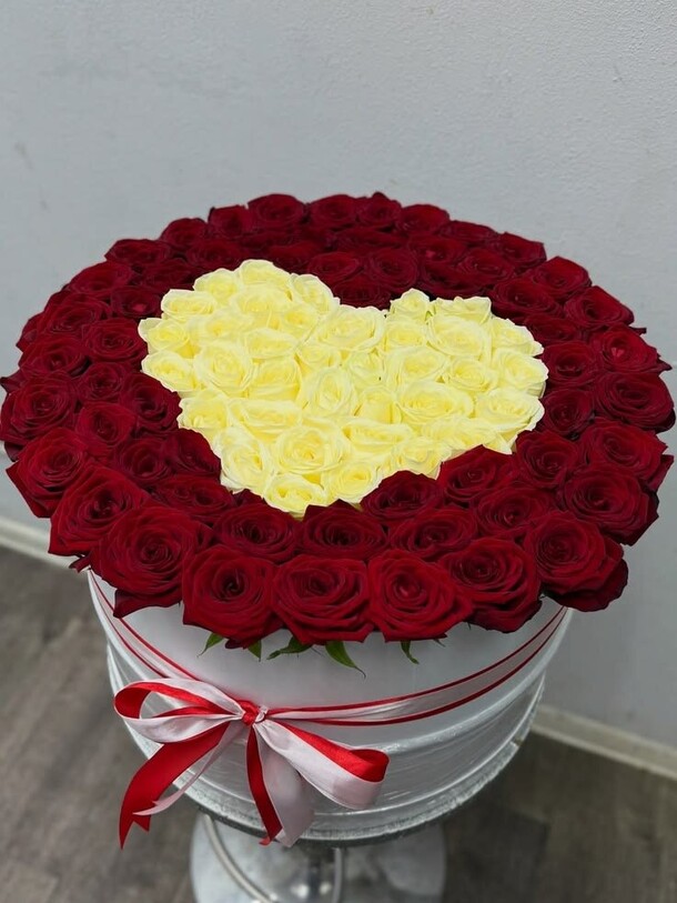 Букет цветов 75 роз в коробке за 15200₽ с доставкой в Москве от Flowers heaven на Flawery