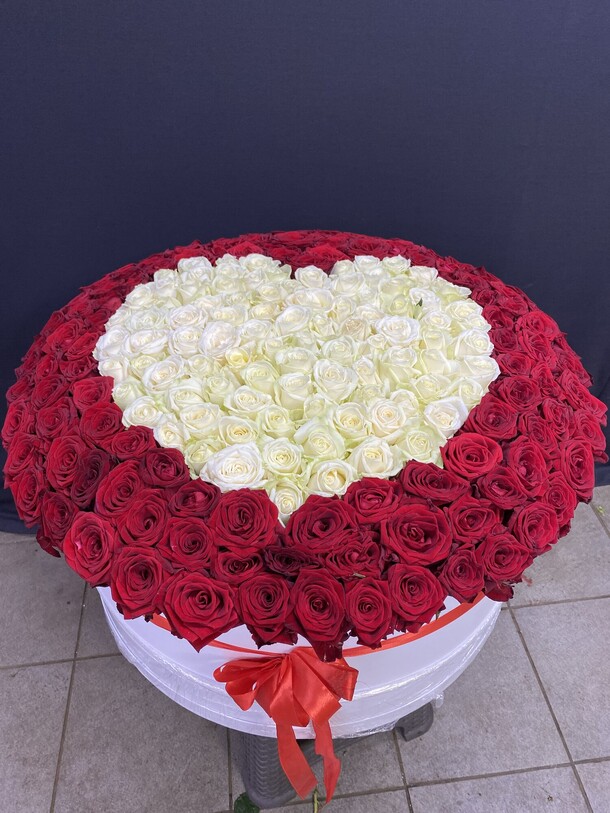 Букет цветов 301 розы в коробке за 48699₽ с доставкой в Москве от Flowers heaven на Flawery