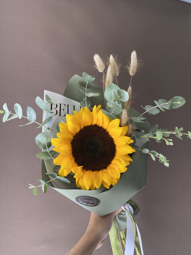 Букет цветов Кулёк с подсолнухом за 2825₽ с доставкой в Москве от Flowers by soul на Flawery