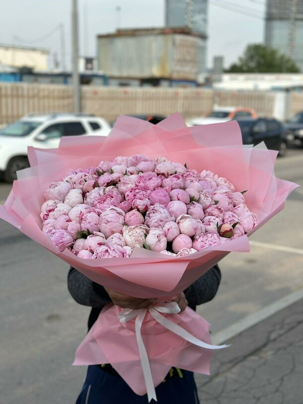 Букет цветов 101 пион за 292309₽ с доставкой в Москве от Москва&Букеты на Flawery