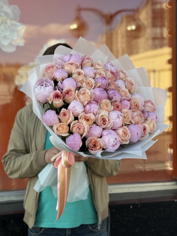 Букет цветов Пионовидные розы эквадор и пионы сара бернар 💖 за 60499₽ с доставкой в Москве от Москва&Букеты на Flawery