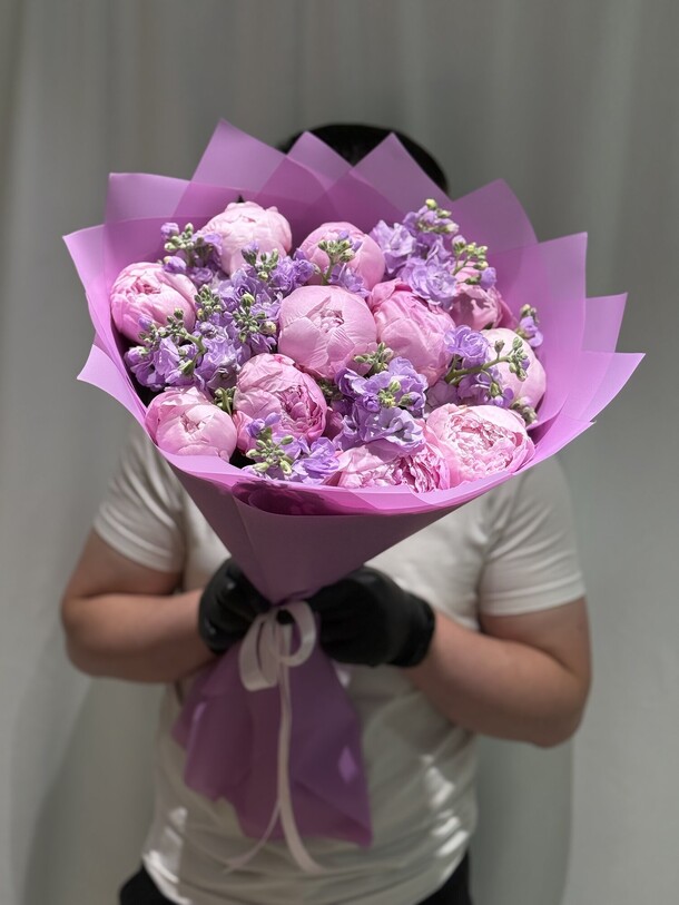 Букет цветов Пионы и маттиолы💜💜💜 за 20569₽ с доставкой в Москве от Москва&Букеты на Flawery
