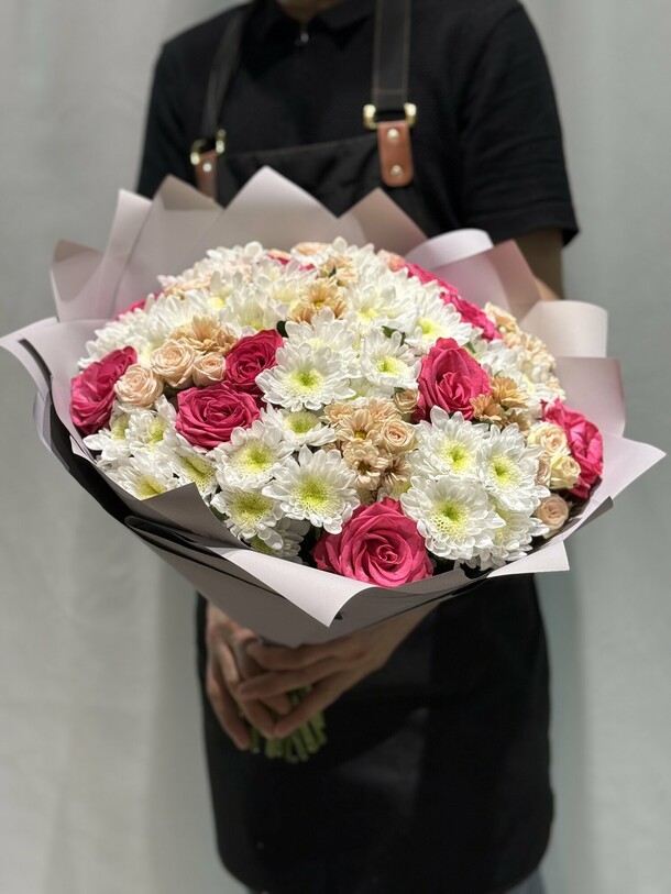Букет из разноцветных цветов 🩷🤍❤️, артикул F1446200 - 12400 рублей, доставка по городу. Flawery - доставка цветов