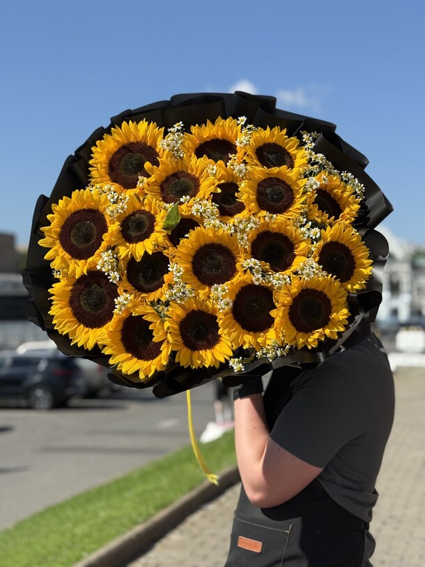 Букет цветов Подсолнухи с ромашками 🌻🌼 за 30855₽ с доставкой в Москве от Москва&Букеты на Flawery