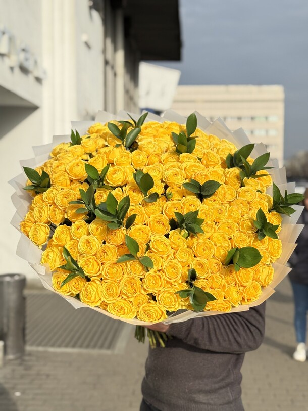Букет цветов Кустовые розы 💛 за 45000₽ с доставкой в Москве от Москва&Букеты на Flawery