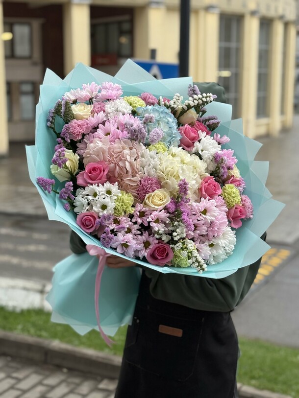Сборный букет, артикул F1540592 - 13500 рублей, доставка по городу. Flawery - доставка цветов