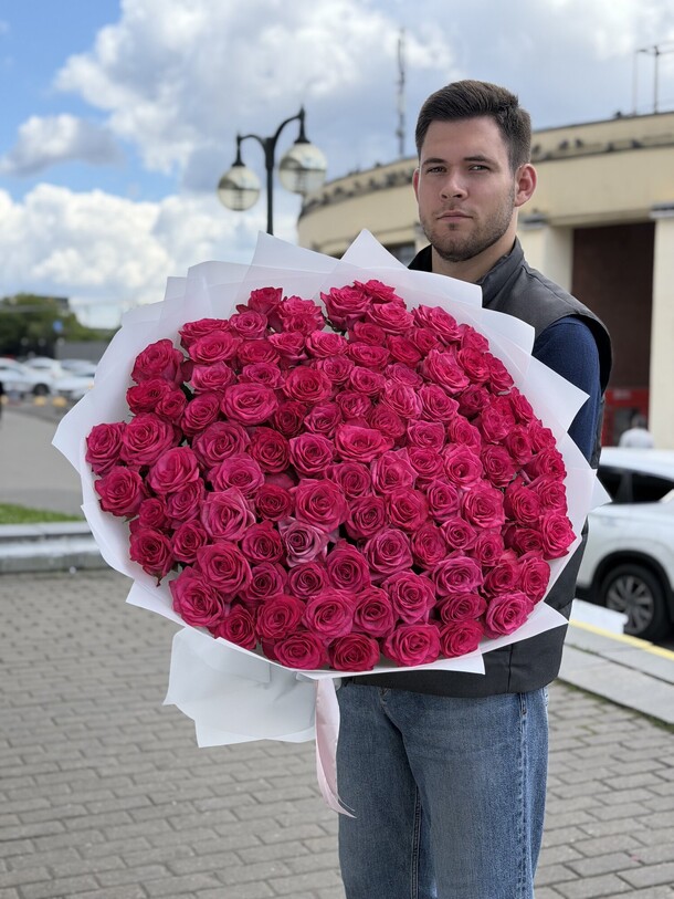 Букет цветов Малиновые голландские розы 101 веток за 55000₽ с доставкой в Москве от Москва&Букеты на Flawery