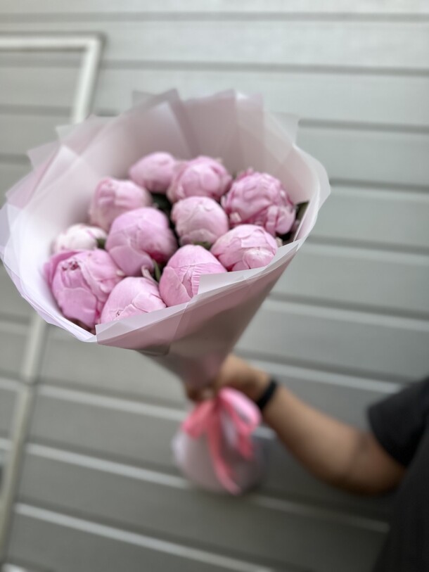 Букет из 11 пионов за 10500₽ с доставкой в Москве от Aliya Flowers на Flawery