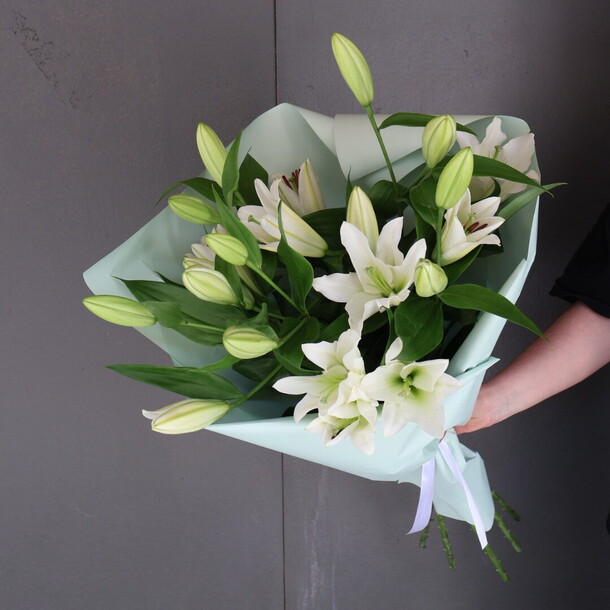 Букет из 5 лилий за 6490₽ с доставкой в Москве от Delivery-online.Ru на Flawery
