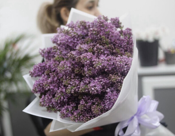 Букет сиреневой сирени за 19000₽ с доставкой в Москве от Delivery-online.Ru на Flawery