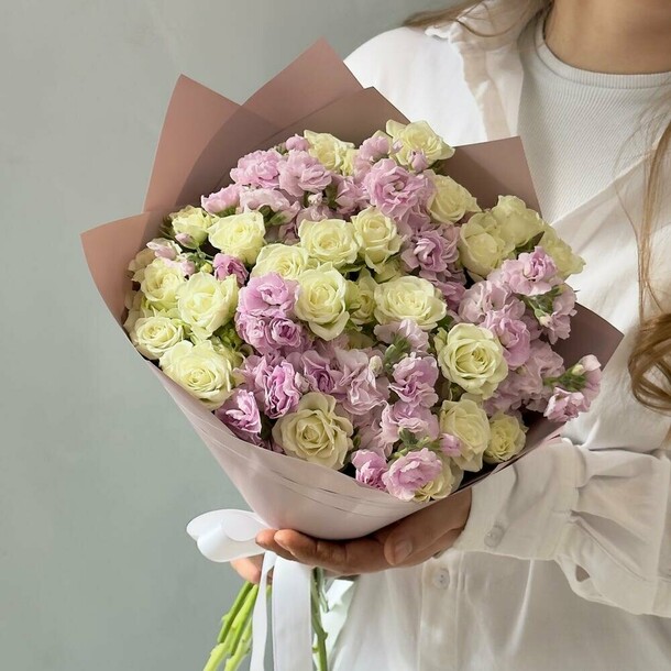 Букет из кустовых белых роз и кустовой маттиолы арт. Ф436, артикул F1551332 - 4300 рублей, доставка по городу. Flawery - доставка цветов