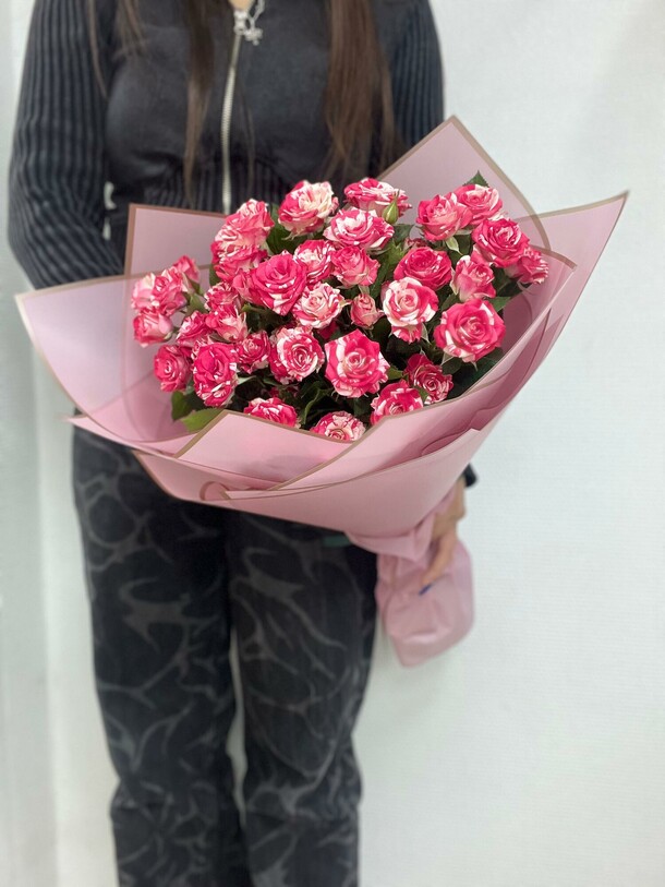 Букет из 9 кустовых роз в упаковке за 4200₽ с доставкой в Москве от Petalia на Flawery