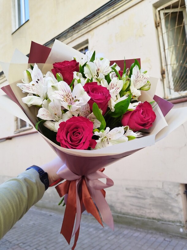 Букет из альстромерий и роз за 4590₽ с доставкой в Москве от FF STORE на Flawery