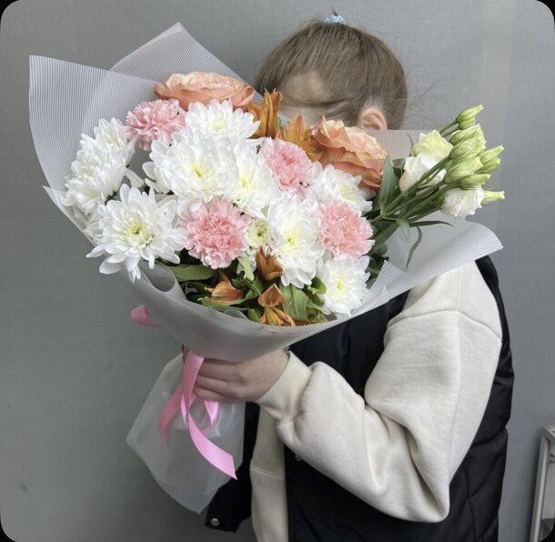 Букет цветов Авторский букет: розы кахала, эустома, хризантема, диантус за 5700₽ с доставкой в Москве от Balloons_flowers_moscow на Flawery
