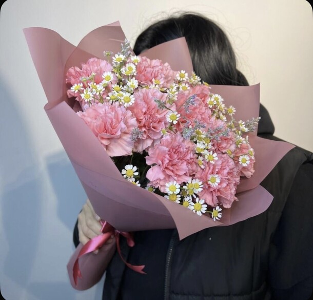 Букет ромашка и диантус за 5300₽ с доставкой в Москве от Balloons_flowers_moscow на Flawery