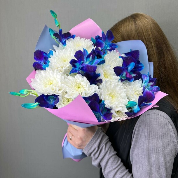 Букет цветов Хризантема и орхидея за 4900₽ с доставкой в Москве от Balloons_flowers_moscow на Flawery