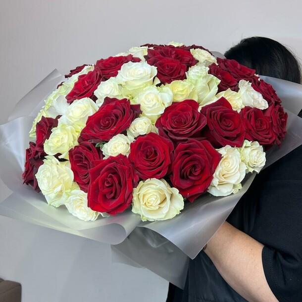 Букет красно-белых роз эквадор 51 штука за 25500₽ с доставкой в Москве от Balloons_flowers_moscow на Flawery