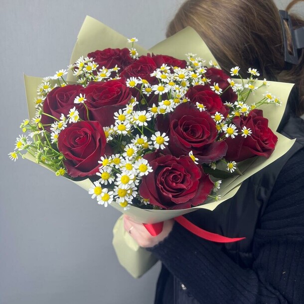 Букет цветов Красные розы и ромашка за 7900₽ с доставкой в Москве от Balloons_flowers_moscow на Flawery