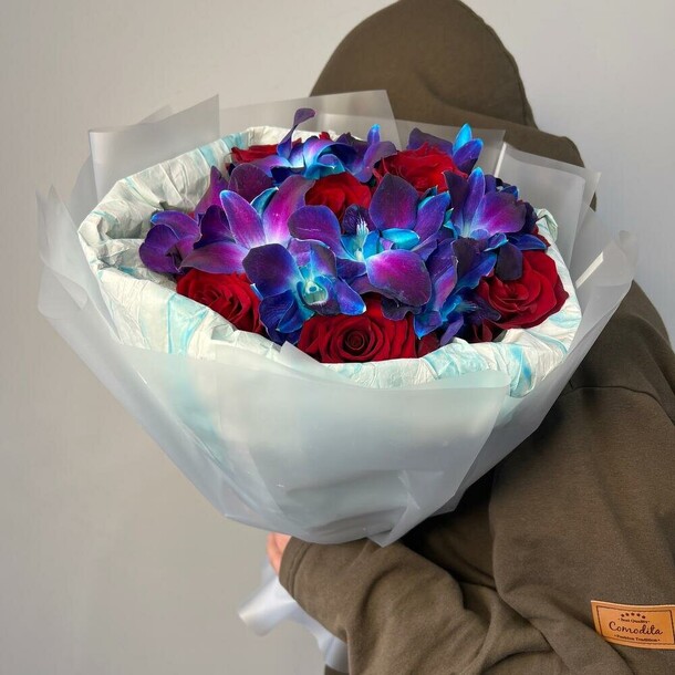 Букет цветов Розы и орхидея за 9000₽ с доставкой в Москве от Balloons_flowers_moscow на Flawery