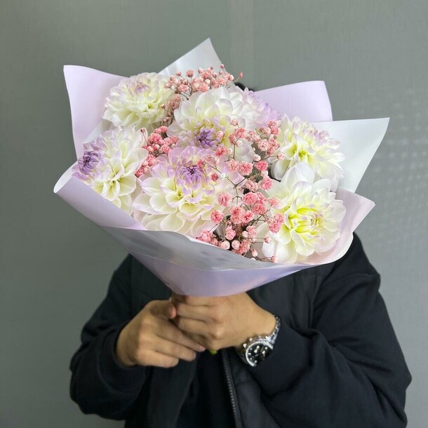 Букет цветов Георгины и гипсофила за 7000₽ с доставкой в Москве от Balloons_flowers_moscow на Flawery