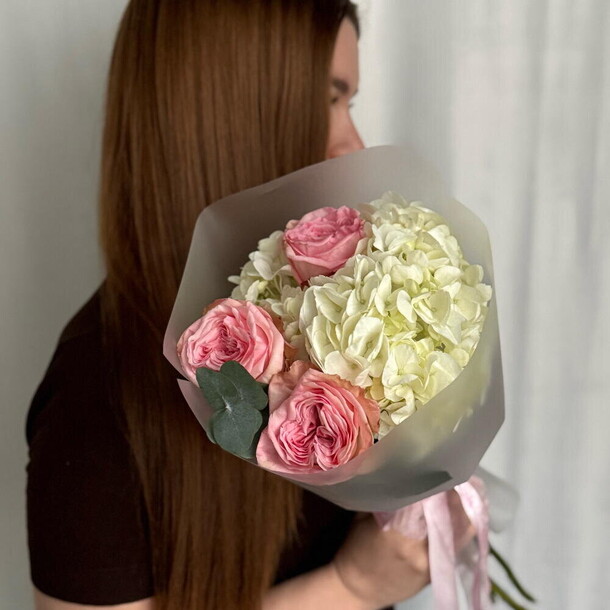 Букет из 3 роз охара и гортензии за 3000₽ с доставкой в Москве от Флора на Flawery
