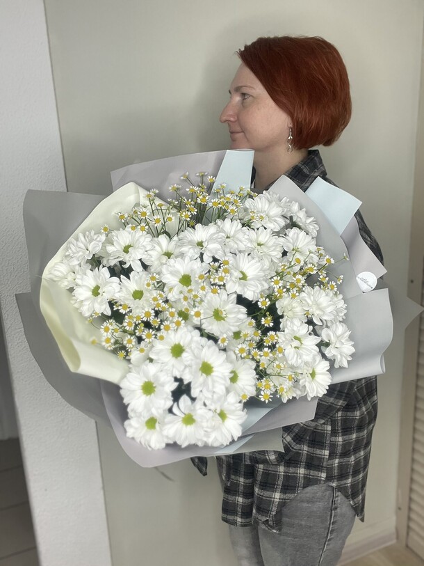 Букет «ромашки счастья», артикул F1203821 - 6800 рублей, доставка по городу. Flawery - доставка цветов