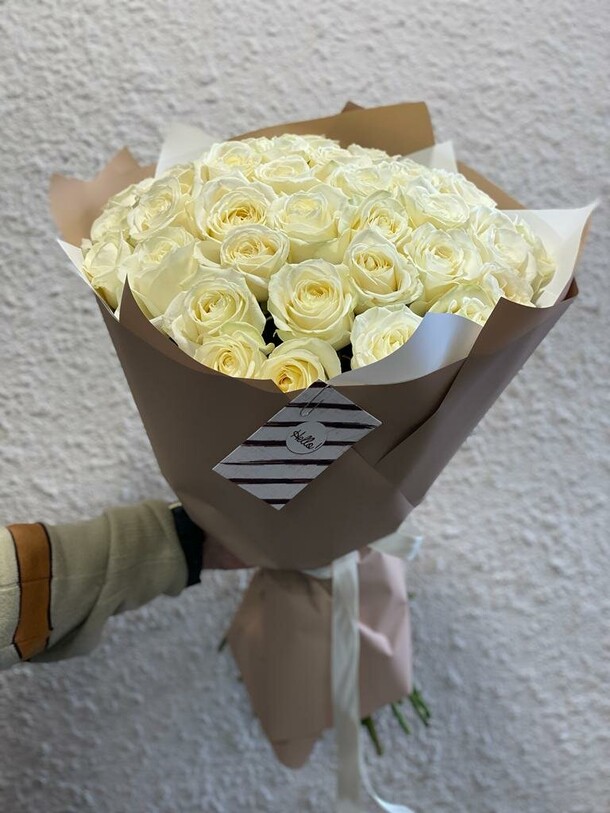 Букет из белых роз за 25729₽ с доставкой в Москве от Цветочки на Flawery