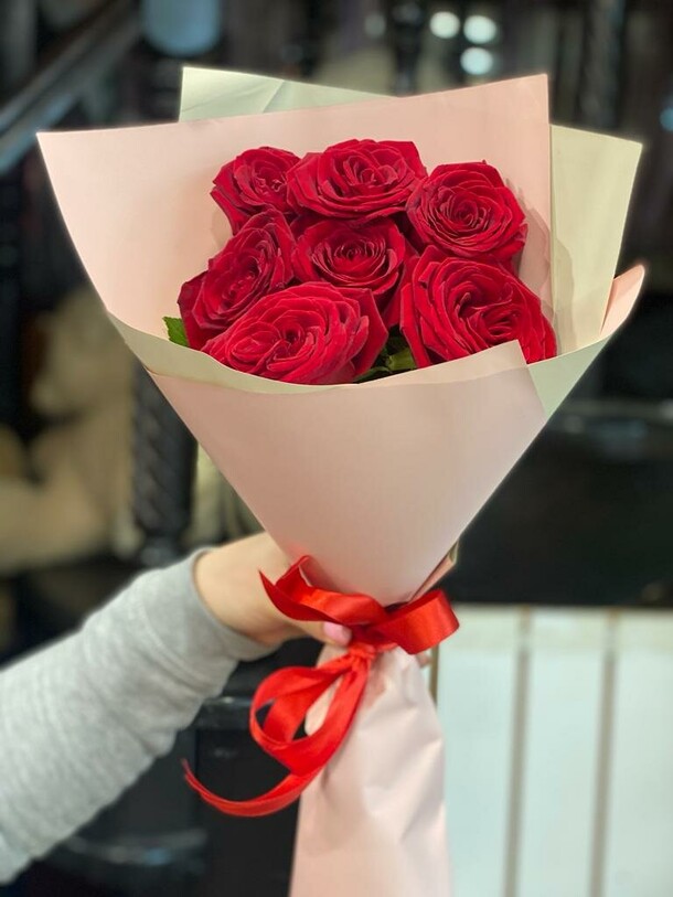 Букет цветов 7 красных роз за 10346₽ с доставкой в Москве от Цветочки на Flawery