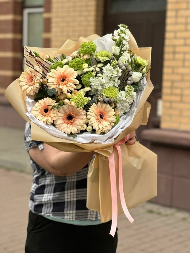 Букет цветов Pear & peach за 33791₽ с доставкой в Москве от Цветочки на Flawery