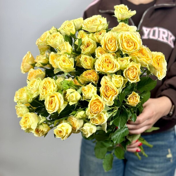 Букет цветов Лимонные кустовые розы  11 за 11926₽ с доставкой в Москве от Цветочки на Flawery