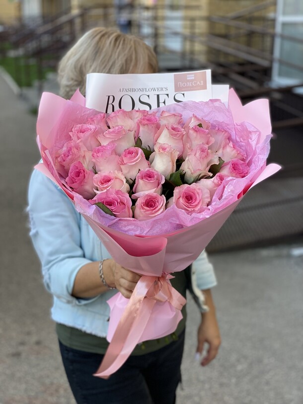 Букет цветов 25 розовых роз 💗 за 6250₽ с доставкой в Москве от ПолеСад на Flawery