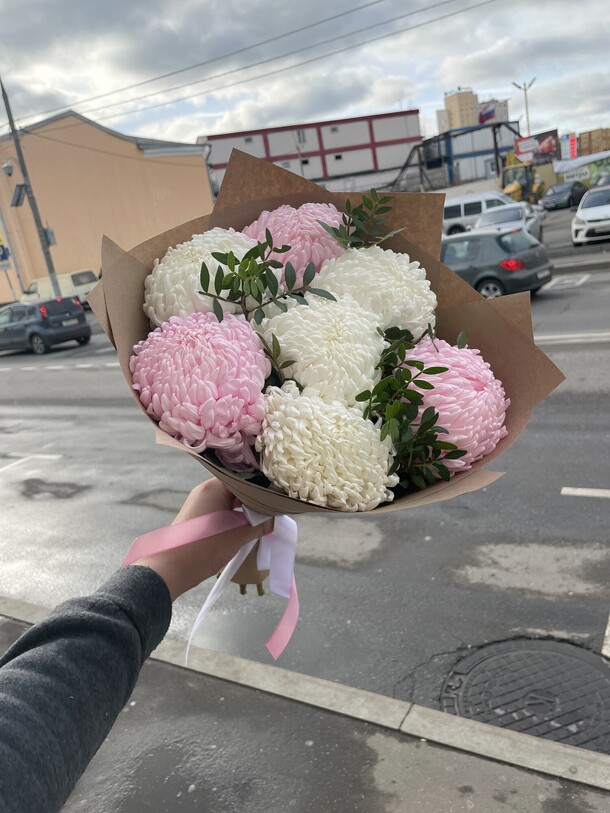 Букет из 7 хризантемы за 4590₽ с доставкой в Москве от Цветы радости на Flawery