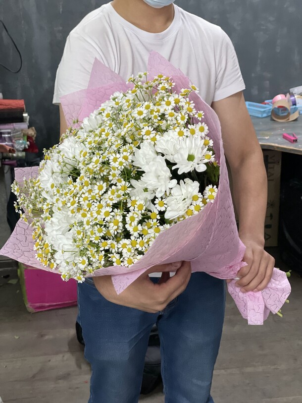 Букет из 25 ромашек с хризантемами за 7100₽ с доставкой в Москве от Цветы радости на Flawery