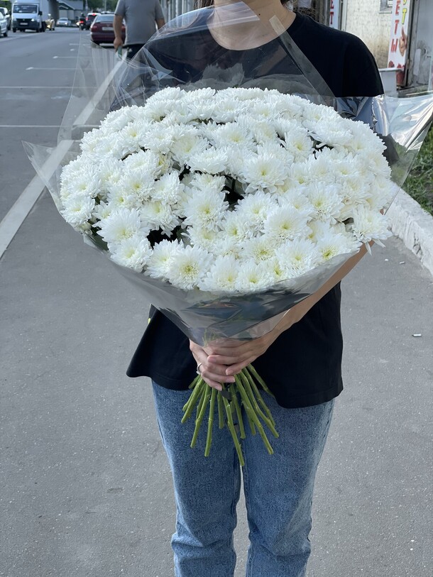 Букет из 15 кустовых хризантем за 3800₽ с доставкой в Москве от Цветы радости на Flawery
