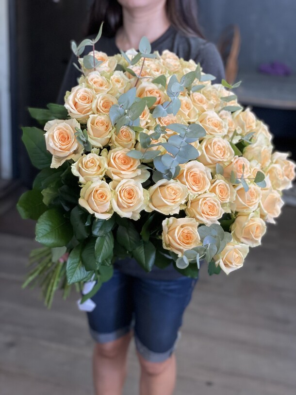 Букет из 51 розы с эвкалиптом 😍🥰 за 11990₽ с доставкой в Москве от Цветы радости на Flawery
