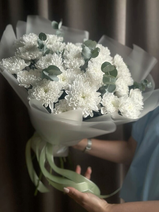Букет из 5 веток белых кустовых хризантем с эвкалиптом за 1999₽ с доставкой в Москве от Цветы радости на Flawery