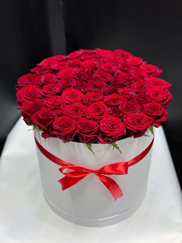 Букет цветов 🌹 букет из 51 розы в стильной коробке за 11990₽ с доставкой в Москве от Цветы радости на Flawery