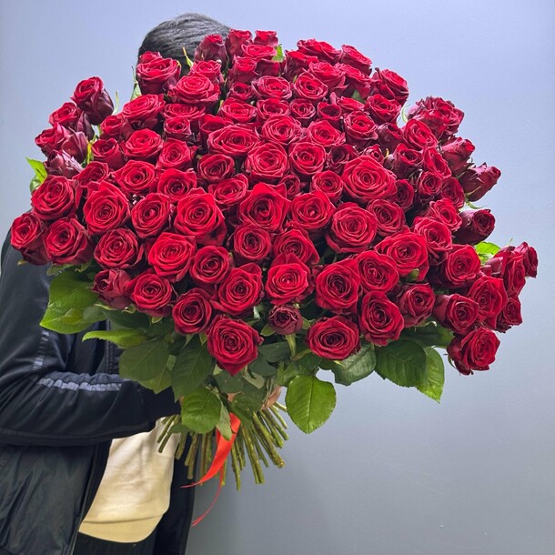 101 красная роза 50 см в ленте – эффектный жест любви! ❤️🌹, артикул F1409286 - 15000 рублей, доставка по городу. Flawery - доставка цветов