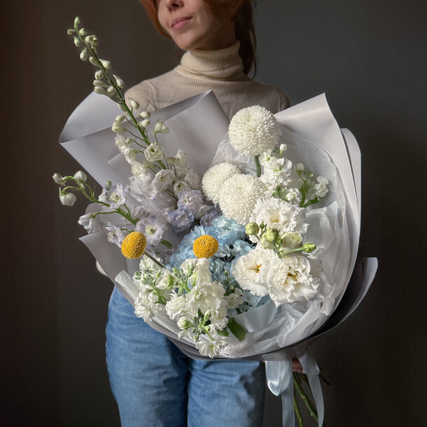 Букет с голубым дельфиниумом, хризантемой и гортензией. Veresk 864 за 7950₽ с доставкой в Москве от Veresk Цветочная студия на Flawery