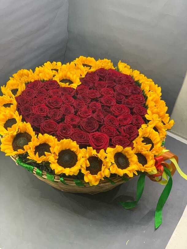 Букет цветов Сердца корзина за 47157₽ с доставкой в Москве от Rozamir на Flawery