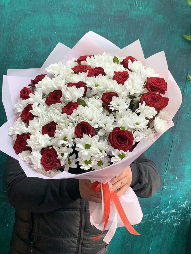 Букет цветов Ромашкова хризантема с розами за 10947₽ с доставкой в Москве от Rozamir на Flawery