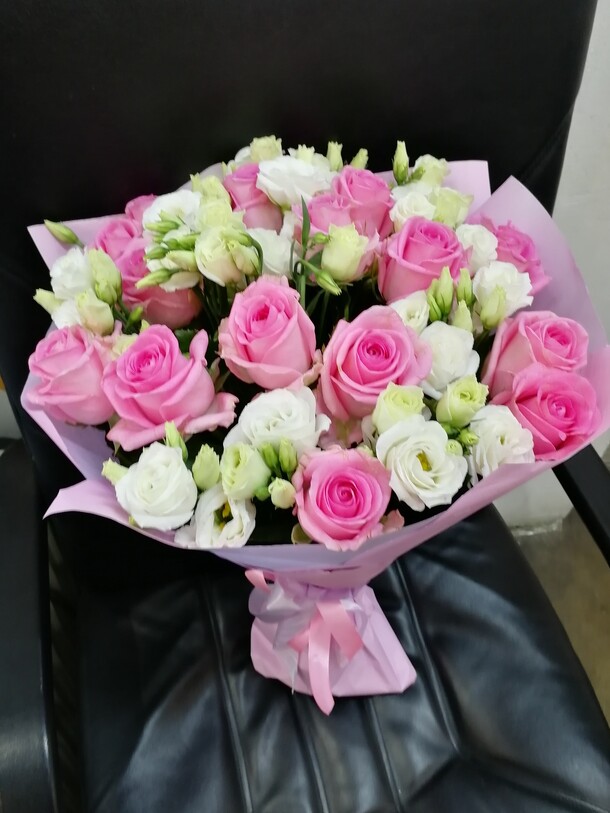 Букет цветов Эустомы с розами. за 10628₽ с доставкой в Москве от Rozamir на Flawery