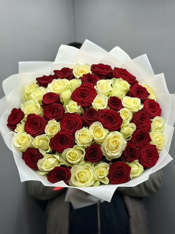 Букет из 71 микс роз за 15340₽ с доставкой в Москве от Redrose Красная роза на Flawery