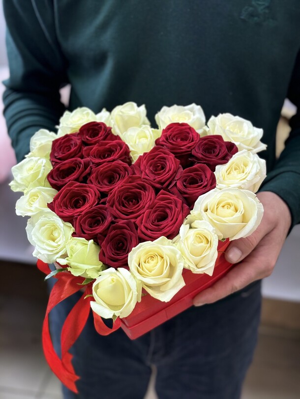 Букет из 29 роз в виде сердечко за 10990₽ с доставкой в Москве от Redrose Красная роза на Flawery